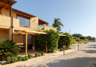 Casa Vacanze Residence Latruvatura Bilocali In Villa Con Piscina